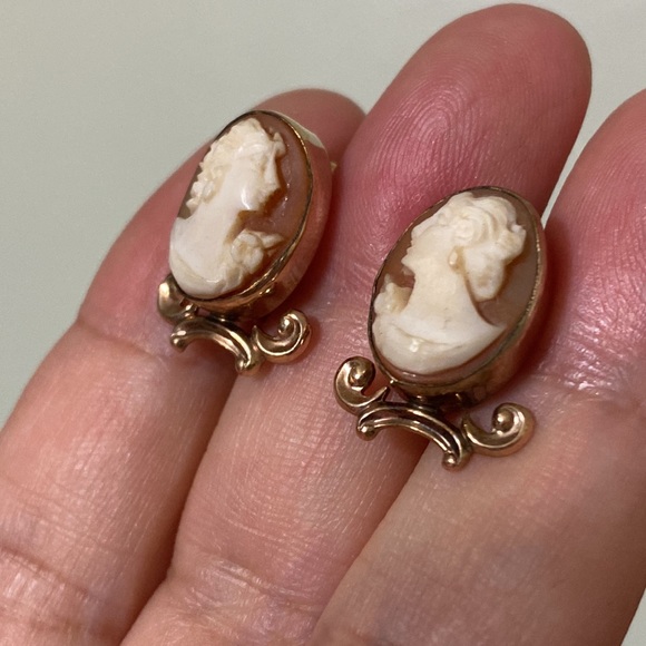 🖤Vtg💕12KGF VanDell Cameo clip earrings - Picture 3 of 10